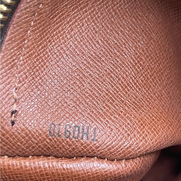 Louis Vuitton Monogram Canvas Papillon 30 Bag. - Picture 5 of 8